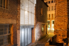 Rénovation contemporaine d'une habitation - façade - bois ajouré et zinc